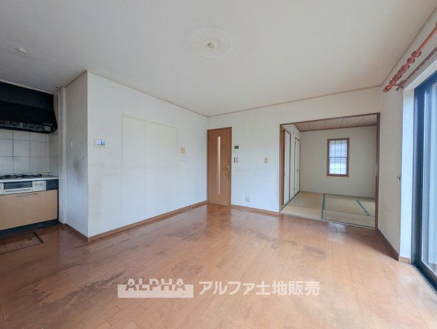 立川市幸町5丁目　中古戸建　全1棟の居間・リビング|【Relaxing Time】◆和室とつながるLDK◆
約12帖のLDKに約6帖の和室が隣接。用途に合わせてそれぞれの空間を活用できる間取りです。