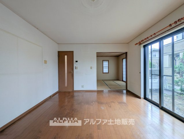 立川市幸町5丁目　中古戸建　全1棟の居間・リビング|【Bright Living】◆2面から光を取り込む空間◆
窓を複数設けたLDKは、自然光と風を取り込みやすい設計。家族で気持ちよく過ごせる空間です。