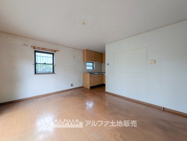 立川市幸町5丁目　中古戸建　全1棟の居間・リビング|【Family Living】◆家族が集まるLDK◆
約12帖のLDKは和室と隣接。食事や団らんなど、家族の日常を心地よく過ごせる空間です。