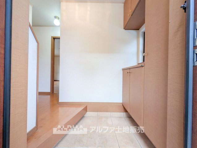 立川市幸町5丁目　中古戸建　全1棟の玄関|【Welcome Home】◆収納を備えた玄関◆
玄関には収納スペースを確保。靴や外出用品を整理しやすく、住まいの入口をすっきり保てます。