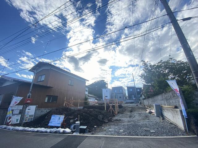 裾野市稲荷の新築一戸建の外観|建築中（９／２２撮影）