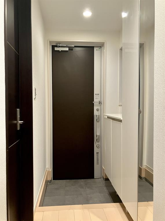代々木戸建の玄関