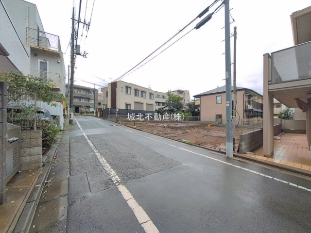 練馬区石神井台7丁目 全3棟 C号棟の前面道路含む現地写真|西側約6.0ｍ公道に面する全3棟