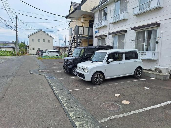 ホワイトコート前九年　Ａの駐車場