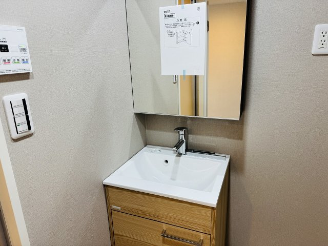 ネオコーポ八王子の独立洗面台|～シャワー水栓付き、オシャレな独立洗面台～