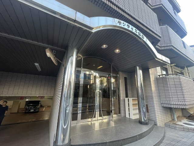 文京区根津２丁目の賃貸マンションのエントランス