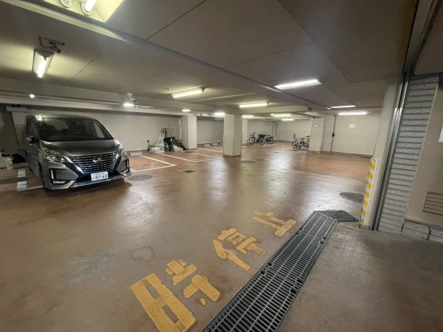 文京区根津２丁目の賃貸マンションの駐車場