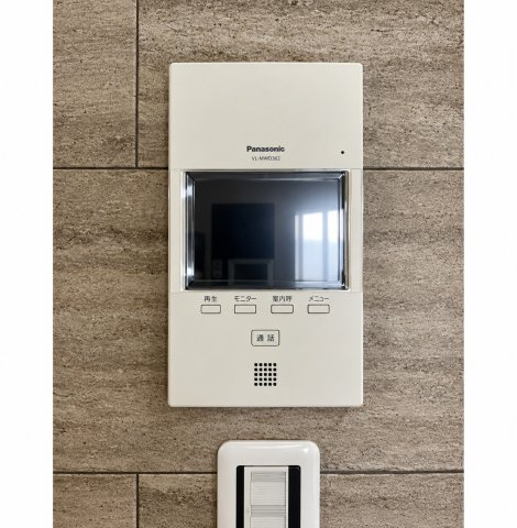 ラモーナ滝ノ町Ⅰのセキュリティ|同型参考写真　独立洗面化粧台と浴室乾燥機。雨の日も快適な清潔感ある設備