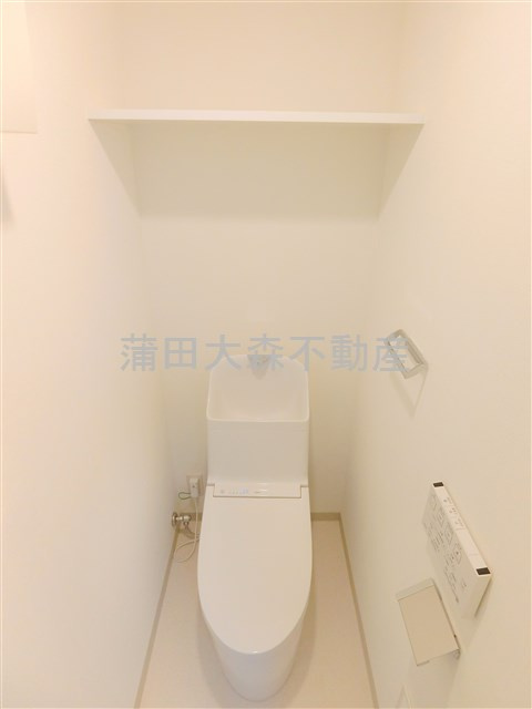 LUXENAラグゼナ平和島のトイレ|棚と温水洗浄便座付きのトイレ
