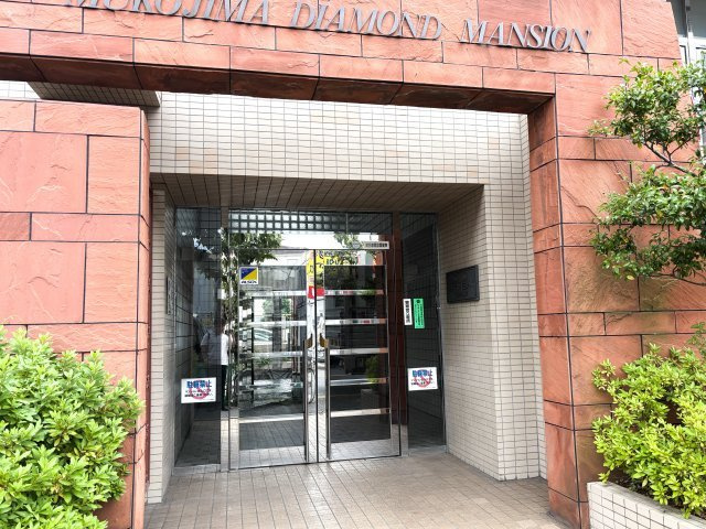 向島ダイヤモンドマンションのエントランス|「小村井」駅徒歩９分！耐震基準適合マンション、向島ダイヤモンドマンションは即日現地案内可能となっておりますので、お気軽にお問い合わせください！