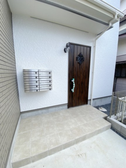 さいたま市中央区鈴谷７丁目のアパートのエントランス