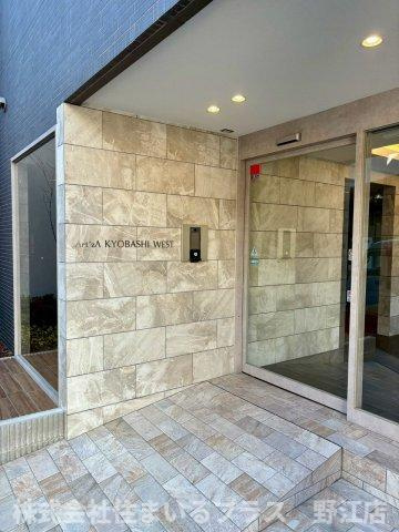 ArtizA京橋WESTのエントランス