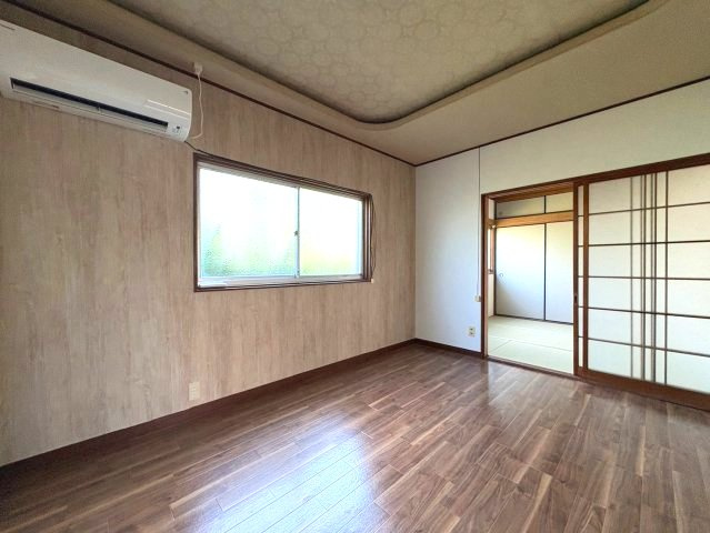 喜多町戸建の洋室