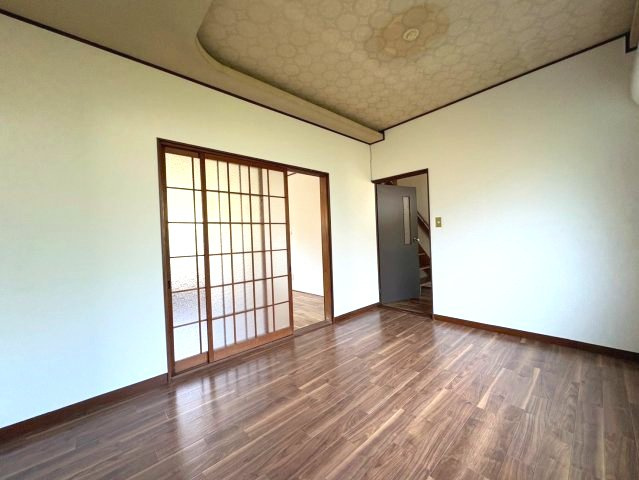喜多町戸建の洋室