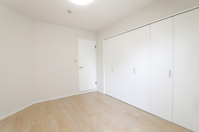 【収納】 | ファミールハイツ北大阪4号棟 | 約6.5帖洋室には、壁一面の大型クローゼット付き！シーズン、シーズンオフに問わず多くの衣類が収納可能です。