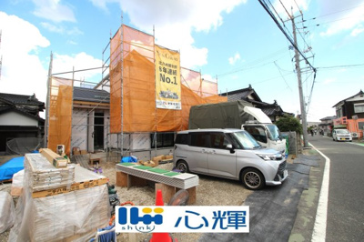 【外観】 | サンコート宇部市厚南北１丁目（１号地） | 現地（2026年9月16日撮影）上棟しました。
明るい日差しが差し込む現地。車もゆったり駐めることができます。ぜひ現地をご覧ください。
