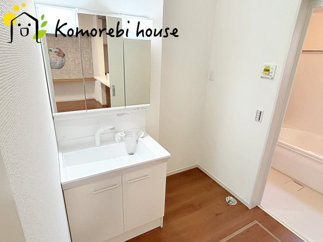 上尾市本町　2期　新築一戸建て　Re・Terrechez　01　の独立洗面台