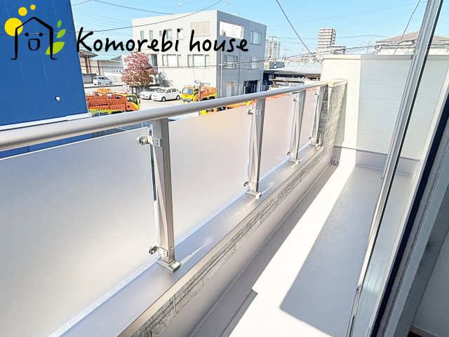 上尾市本町　2期　新築一戸建て　　01　のバルコニー