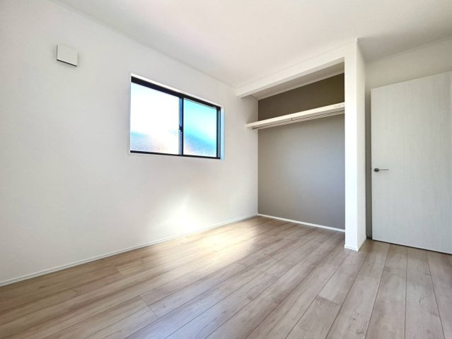 【商談中】ダイマルタウン　一宮市開明第4　全4区画分譲の洋室|全居室に大型収納を設置。窓ガラスは断熱性能や結露防止効果の高いLOW-E複層ガラスを採用しています。