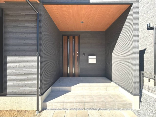 【商談中】ダイマルタウン　一宮市開明第4　全4区画分譲の玄関|玄関ドアの鍵はディンプルキーと内側はサムターンキーになっており防犯性の高い仕様になっています。