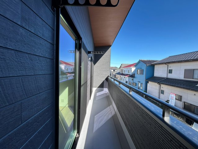 【商談中】ダイマルタウン　一宮市開明第4　全4区画分譲のバルコニー|バルコニーは南向きで洗濯物もよく乾きます！強度と表面積硬度を持つFPRで防水しています。