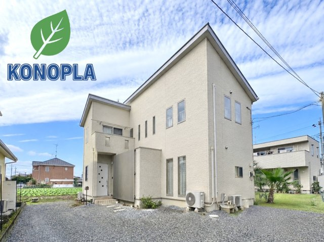 【中古戸建】館林市花山町の外観|■外観｜清潔感のあるホワイトを用い、広がる青空や周囲の緑に映える印象的な邸宅景観が創出されます♪