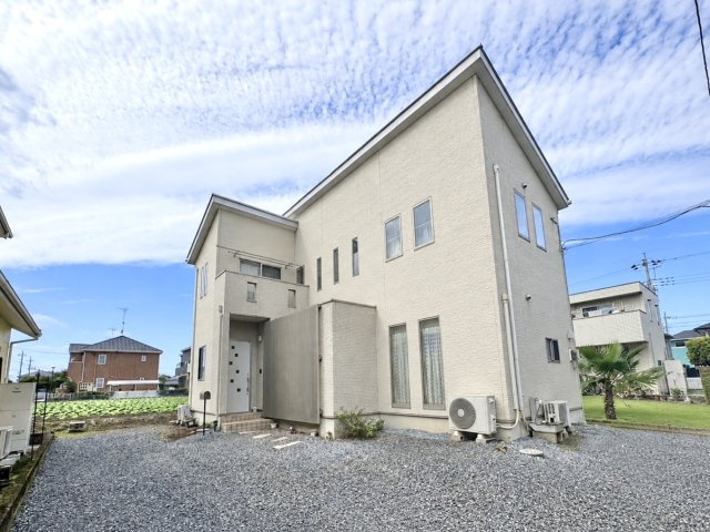 【中古戸建】館林市花山町の外観|■外観｜光の当たり方によって陰影が美しく際立ち、時間帯ごとに異なる表情を楽しめる魅力があります。スタイリッシュで都会的な印象を与えつつも、シンプルで飽きのこない外観に仕上がっています。