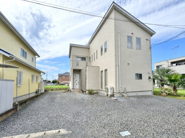 【中古戸建】館林市花山町の外観|■外観｜光をやさしく反射する外壁により、日中はより開放的で爽やかな印象となり、住まい全体を明るく見せてくれます♪