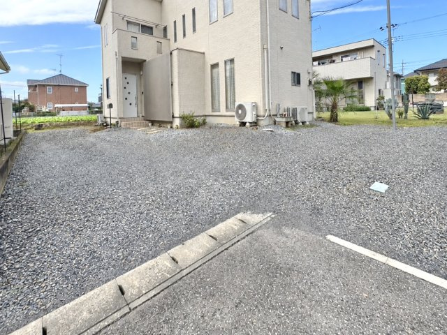 【中古戸建】館林市花山町の外観|■外観｜広々とした駐車スペースで楽々駐車可能！お買い物後もスムーズにお荷物を運べます♪