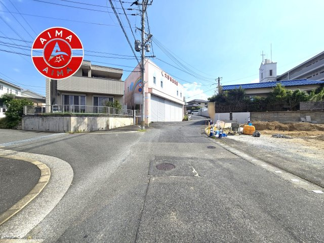 大野城市上大利2丁目第2-5棟（2号棟）の前面道路含む現地写真|前面道路は閑静な住宅地をはしる車通りの少ない道路。お車の出し入れが苦手なママや小さなお子様にも安心ですね。しっかり舗装もされているので、ベビーカーや自転車で通っても快適に通行できます。