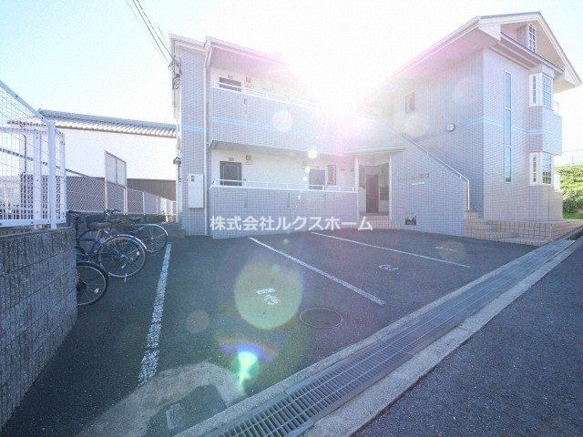リュイール樋口の駐車場