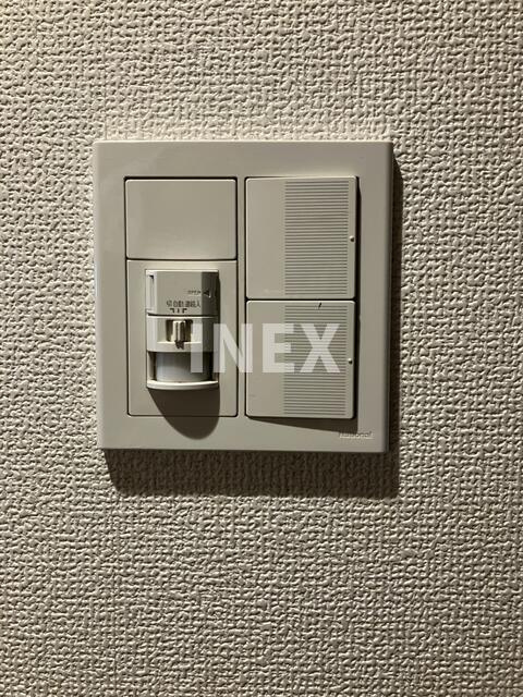 横浜市中区羽衣町１丁目の賃貸マンションのセキュリティ|人感センサー付き玄関照明