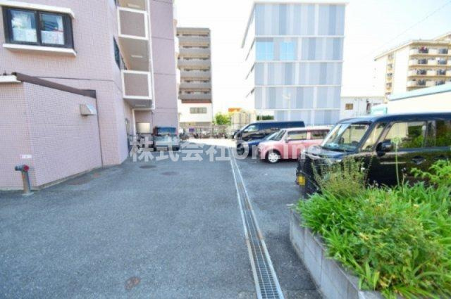 サンローズ吉田の駐車場
