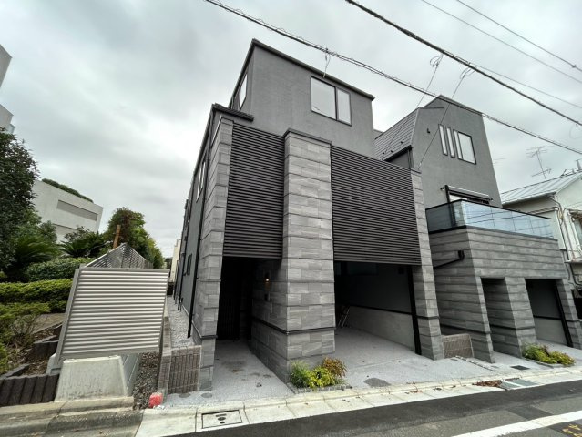 【外観】 | 重厚感あふれるスタイリッシュな外観デザイン。ビルトイン車庫を備え、大切な愛車を風雨から守ります。前面道路もすっきりとしており、日々の入出庫や来客時にも余裕を持ってお出迎えできる佇まいです♪