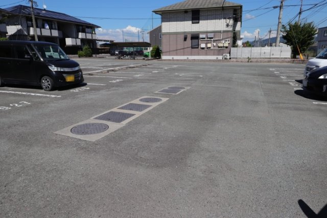 アムール・シャトーB棟の駐車場
