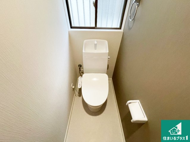 宝塚市安倉中　中古一戸建てのトイレ|落ち着いた色で統一されたトイレ！
