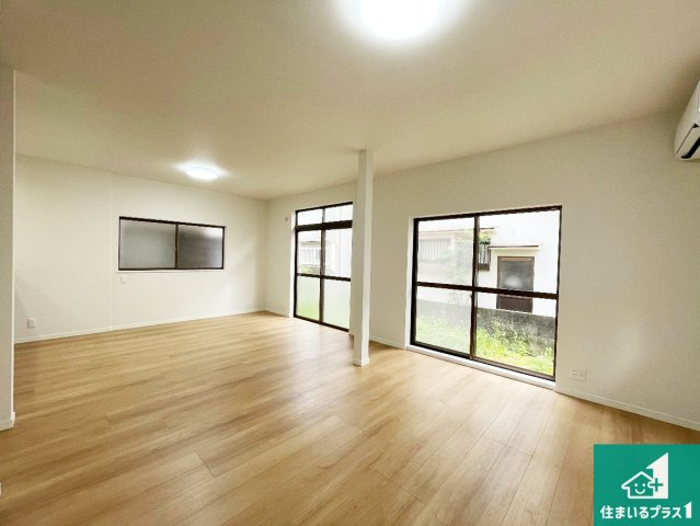 宝塚市安倉中　中古一戸建ての居間・リビング|ご家族で広々とくつろげるLDK！
