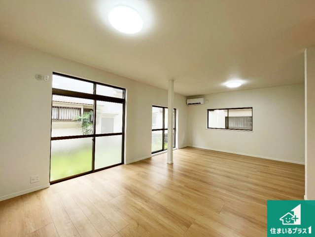 宝塚市安倉中　中古一戸建ての居間・リビング|インテリアを楽しめるシンプルなリビング！
