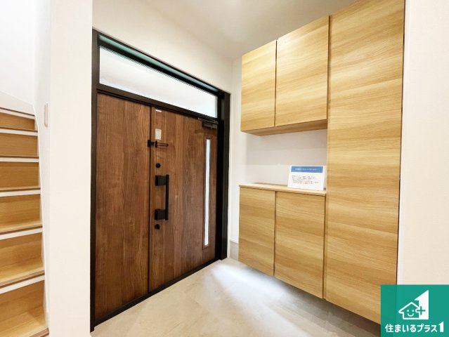宝塚市安倉中　中古一戸建ての玄関|たくさん収納できるシューズボックス付！
