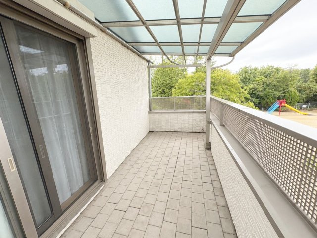 福岡市東区青葉3丁目 中古戸建のバルコニー|屋根付きで洗濯物干しにも便利です！
※AI加工により荷物を消去しています（現況優先）