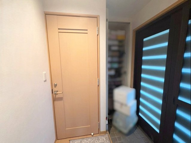 福岡市東区青葉3丁目 中古戸建の玄関|玄関入ってすぐにトイレがあります！