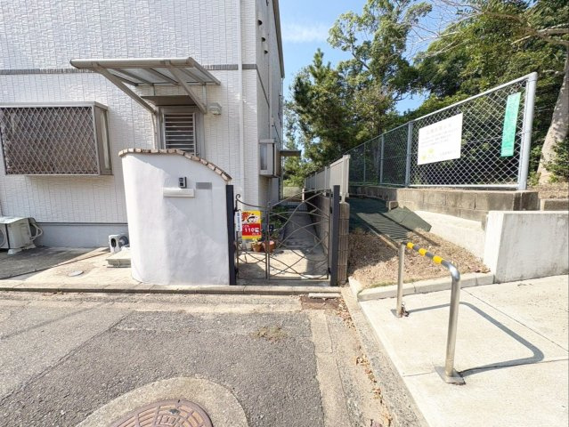 福岡市東区青葉3丁目 中古戸建の外観|門扉のある玄関アプローチ！