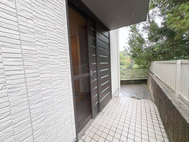 福岡市東区青葉3丁目 中古戸建の玄関|屋根付きの玄関ポーチ！ドアは開閉がスムーズな引戸タイプです！
