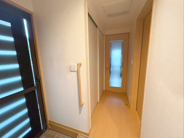 福岡市東区青葉3丁目 中古戸建の玄関|玄関はバリアフリーに配慮された手すり付きです！