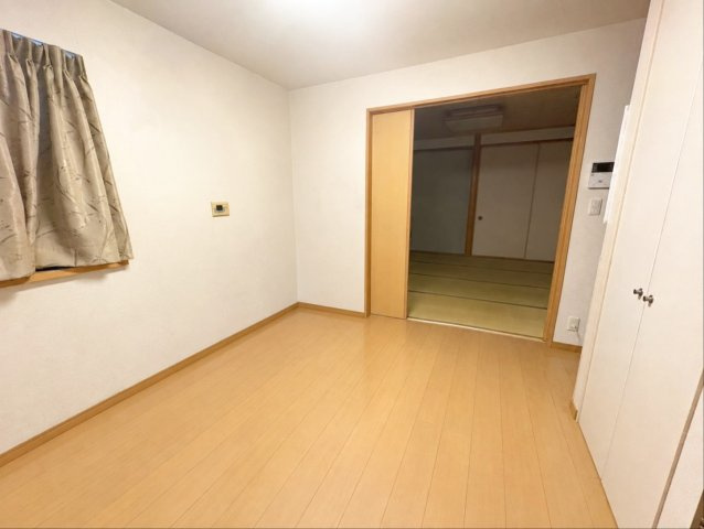 福岡市東区青葉3丁目 中古戸建のダイニング|和室とつながる2面採光のダイニング！
※AI加工により荷物を消去しています（現況優先）