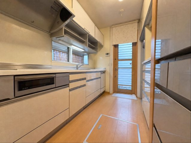 福岡市東区青葉3丁目 中古戸建のキッチン|カップボードや床下収納がある収納豊富なキッチンです！
※AI加工により荷物を消去しています（現況優先）