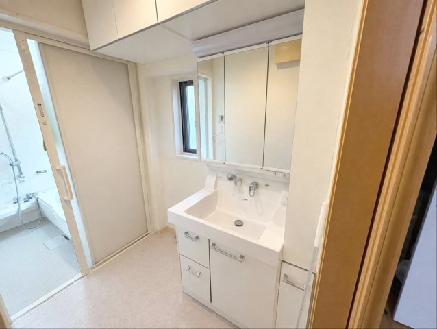 福岡市東区青葉3丁目 中古戸建の独立洗面台|三面鏡で使いやすい洗面化粧台です！
※AI加工により荷物を消去しています（現況優先）