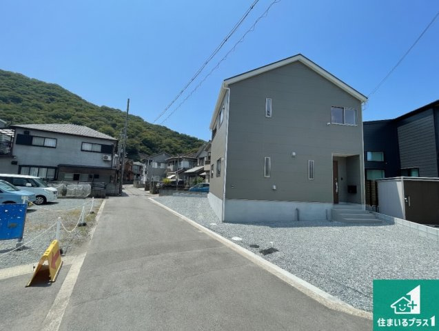 姫路市広畑区西蒲田　第18期　新築一戸建ての前面道路含む現地写真|周辺は閑静な住宅街！前面道路広々で車の出し入れも便利です。駐車が苦手な方でも安心して車庫入れできます！