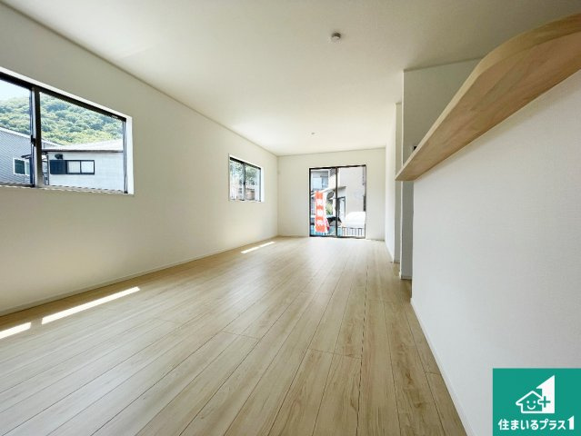 姫路市広畑区西蒲田　第18期　新築一戸建ての居間・リビング|日当たり良好の明るいリビングで朝の目覚めもスッキリできそう！対面キッチンでご家族のコミュニケーションも自然と増える設計！小さなお子様が遊ぶスペースを作っても広々とくつろげるLDK！