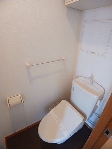 ハピーライフ平田のトイレ|落ち着いた色調のトイレです
